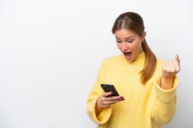 Beyaz arka planda izole genç beyaz kadın şaşırdı ve bir mesaj gönderiyor.