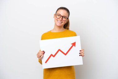 Beyaz arka planda izole edilmiş genç beyaz bir kadın elinde mutlu bir ifadeyle büyüyen istatistik okuyla bir işaret tutuyor.