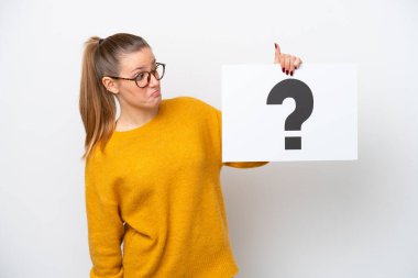 Beyaz arka planda izole edilmiş beyaz bir kadın soru işareti olan bir levha tutuyor.