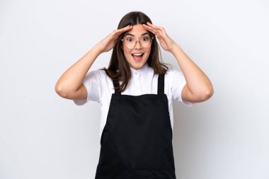 Brezilyalı garson kadın, beyaz arka planda sürpriz bir ifadeyle izole edilmiş.