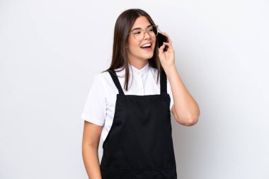 Restoran Brezilyalı garson kadın beyaz arka planda izole edilmiş cep telefonuyla sohbet ediyor.