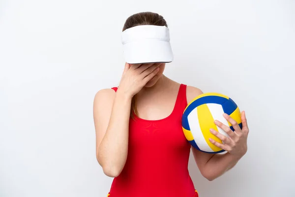 Молода Біла Жінка Грає Волейбол Ізольовано Білому Тлі Втомленим Хворим — стокове фото