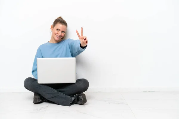 Junge Frau Mit Laptop Sitzt Lächelnd Auf Dem Boden Und — Stockfoto