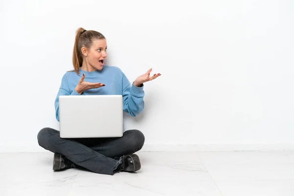Νεαρή Γυναίκα Φορητό Υπολογιστή Που Κάθεται Στο Πάτωμα Έκφραση Έκπληξη — Φωτογραφία Αρχείου