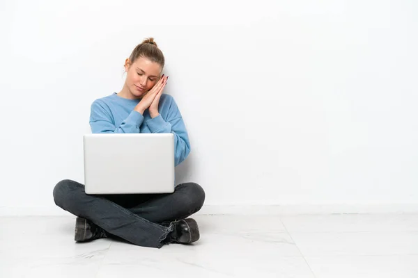 Jovem Com Laptop Sentado Chão Fazendo Gesto Sono Expressão Dormente — Fotografia de Stock