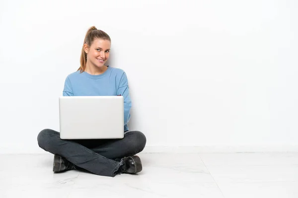 Junge Frau Mit Laptop Sitzt Mit Verschränkten Armen Auf Dem — Stockfoto