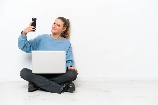 Giovane Donna Con Computer Portatile Seduto Sul Pavimento Fare Selfie — Foto Stock