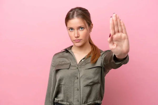 Νεαρή Καυκάσια Γυναίκα Απομονωμένη Ροζ Φόντο Κάνοντας Χειρονομία Στοπ — Φωτογραφία Αρχείου