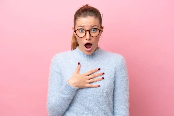 Jonge Kaukasische Vrouw Geïsoleerd Roze Achtergrond Verrast Geschokt Terwijl Zoek — Stockfoto