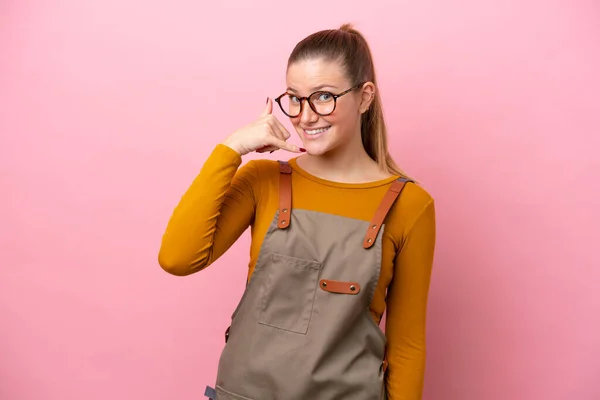 Mulher Com Avental Isolado Fundo Rosa Fazendo Gesto Telefone Chama — Fotografia de Stock