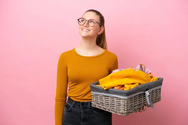 Young Caucasian Woman Holding Clothes Basket Isolated Pink Background Thinking — Stock Photo, Image