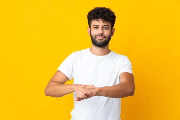 Young Moroccan Man Isolated Yellow Background Making Gesture Being Late — Foto Stock