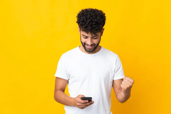 Young Moroccan Man Isolated Yellow Background Surprised Sending Message — Stok fotoğraf