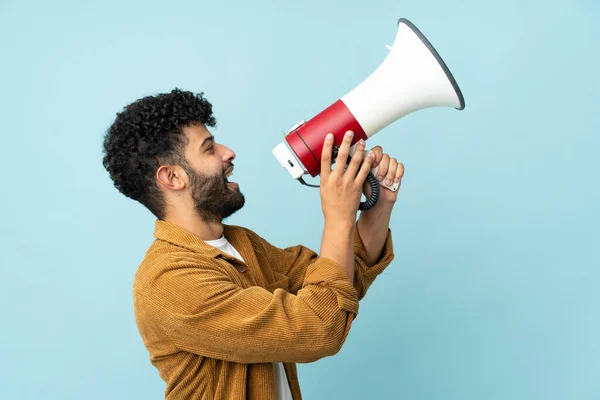 Jovem Marroquino Isolado Fundo Azul Gritando Através Megafone Para Anunciar — Fotografia de Stock