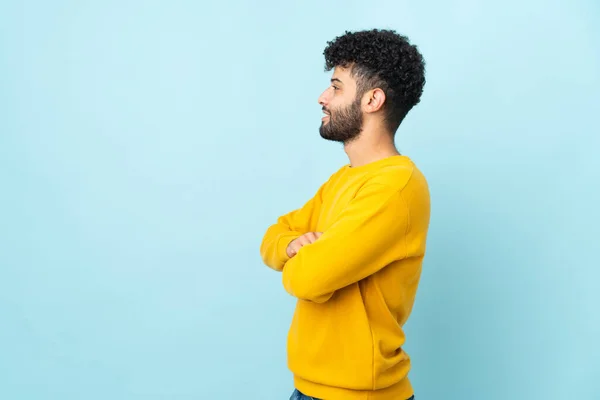 Joven Hombre Marroquí Aislado Sobre Fondo Azul Posición Lateral — Foto de Stock