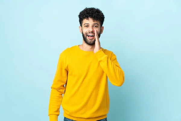 Ung Marockansk Man Isolerad Blå Bakgrund Med Överraskning Och Chockad — Stockfoto