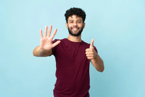 Joven Hombre Marroquí Aislado Sobre Fondo Azul Contando Seis Con — Foto de Stock