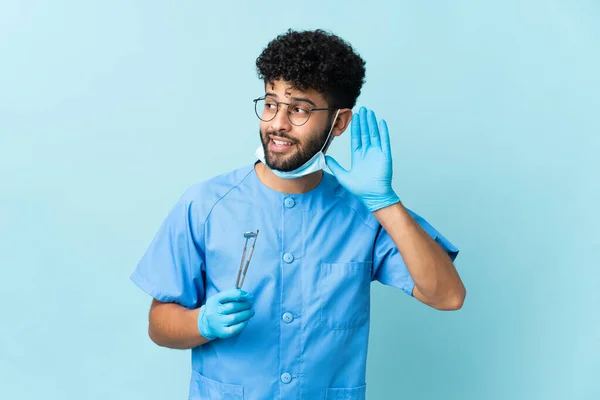 Moroccan Dentist Man Holding Tools Isolated Blue Background Listening Something — Fotografia de Stock