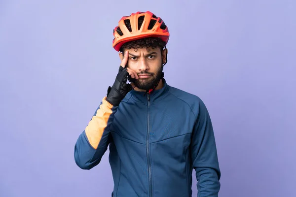 Young Moroccan Cyclist Man Isolated Purple Background Thinking Idea — Foto de Stock