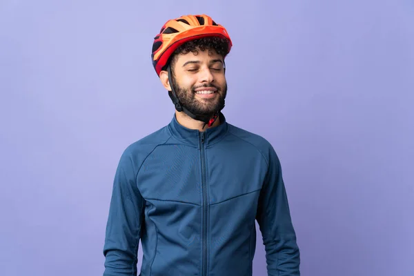 Joven Ciclista Marroquí Aislado Sobre Fondo Púrpura Riendo — Foto de Stock