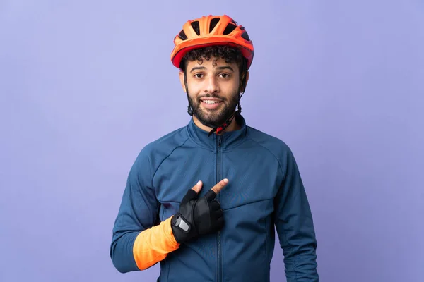 Joven Ciclista Marroquí Aislado Sobre Fondo Púrpura Con Expresión Facial — Foto de Stock