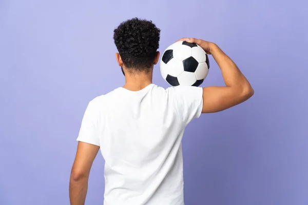 Jonge Marokkaanse Man Geïsoleerd Paarse Achtergrond Met Voetbal — Stockfoto