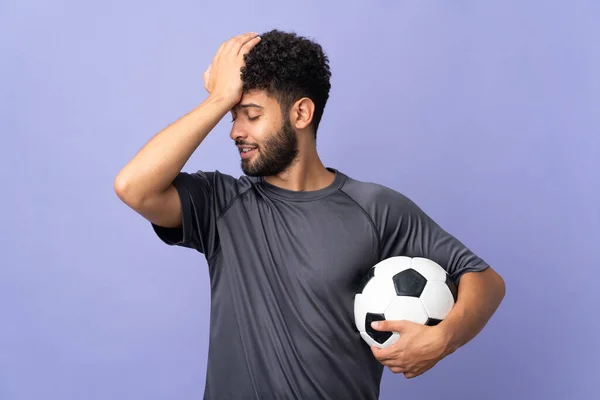 Красивый Марокканский Молодой Футболист Человек Изолированы Фиолетовом Фоне Понял Намереваясь — стоковое фото