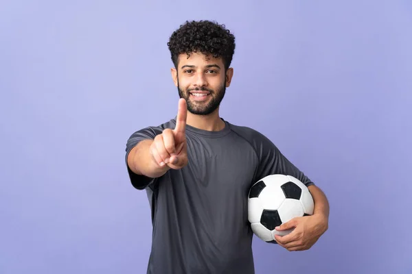 Красивый Марокканский Молодой Футболист Изолирован Фиолетовом Фоне Показывая Поднимая Палец — стоковое фото