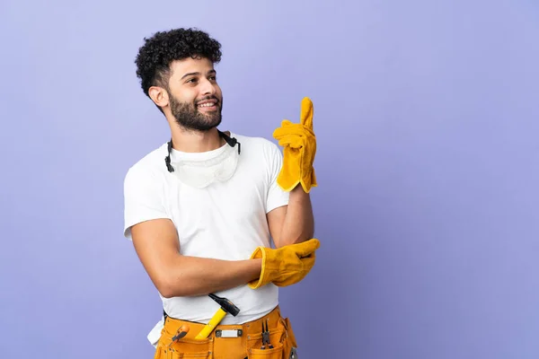 Young Electrician Moroccan Man Isolated Purple Background Pointing Great Idea — Stock Fotó