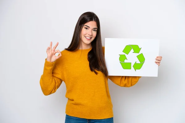 Jovem Brasileira Isolada Fundo Branco Segurando Cartaz Com Ícone Reciclagem — Fotografia de Stock