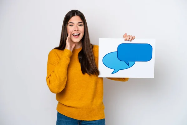 Jovem Brasileira Isolada Fundo Branco Segurando Cartaz Com Ícone Bolha — Fotografia de Stock