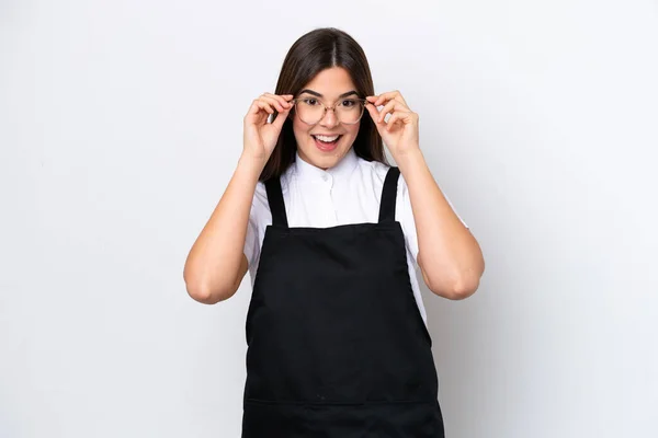 Restaurante Brasileiro Garçom Mulher Isolado Fundo Branco Com Óculos Surpreendido — Fotografia de Stock