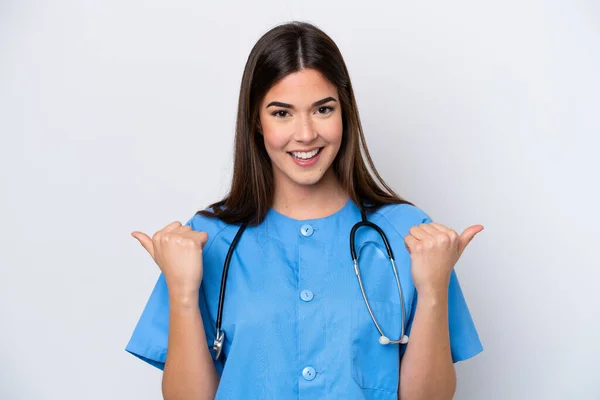 若いブラジル人看護師の女性は親指アップジェスチャーと笑顔で白い背景に隔離 — ストック写真