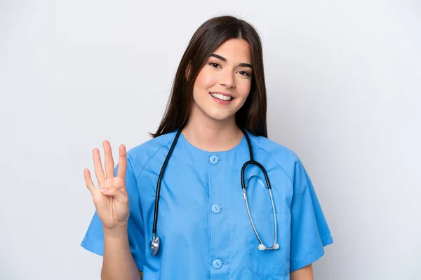 若いブラジルの看護師の女性は 白い背景に幸せと指で4を数える — ストック写真