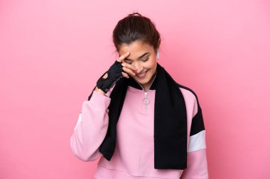 Genç Brezilyalı kadın pembe arka planda yalnız gülüyor.