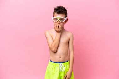 Pembe arka planda izole edilmiş dalış gözlüğü takan beyaz bir çocuk şüpheleri var.