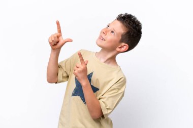 Beyaz arka planda izole edilmiş küçük beyaz çocuk işaret parmağıyla işaret etmek harika bir fikir.