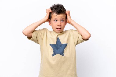 Beyaz arka planda izole edilmiş küçük beyaz çocuk gergin hareketler yapıyor.