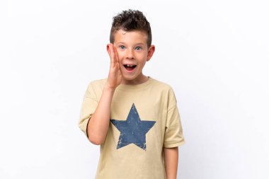 Beyaz arka planda mahsur kalmış küçük beyaz çocuk şaşırmış ve şok olmuş yüz ifadesi ile