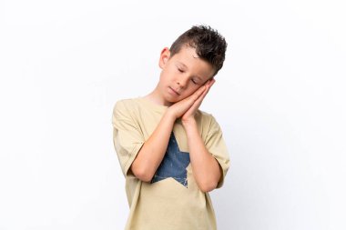 Beyaz arka planda izole edilmiş küçük beyaz bir çocuk uyku jesti yapıyor.