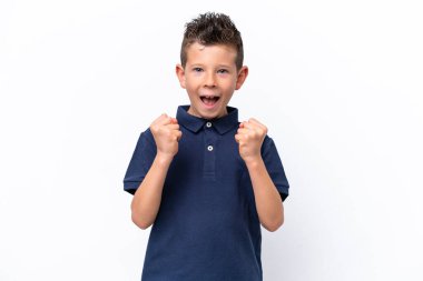 Beyaz arka planda izole edilmiş küçük beyaz çocuk galibiyeti kutluyor.