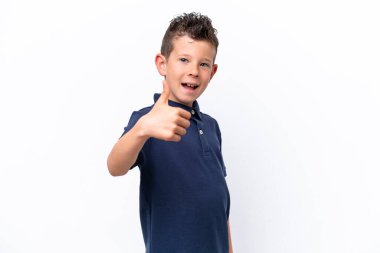 Beyaz arka planda izole edilmiş beyaz bir çocuk. Başparmakları havada. Çünkü iyi bir şey oldu.