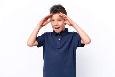 Beyaz arka planda izole edilmiş beyaz bir çocuk. Sürpriz bir ifadeyle.