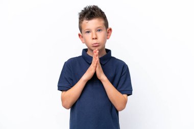 Beyaz arka planda izole edilmiş küçük beyaz çocuk avuç içlerini bir arada tutuyor. İnsan bir şey ister.