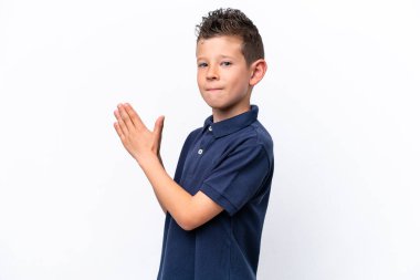 Beyaz arka planda izole edilmiş küçük beyaz çocuk bir şeyler planlıyor.