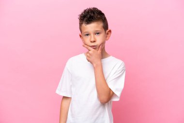 Pembe arka planda izole edilmiş küçük beyaz çocuk.
