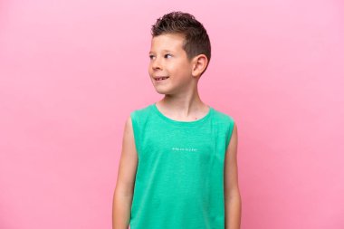 Pembe arka planda izole edilmiş küçük beyaz çocuk.