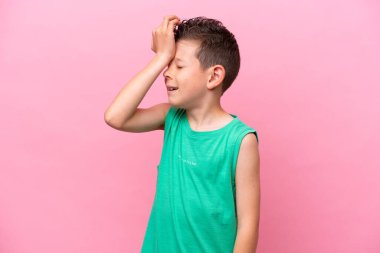 Pembe arka planda izole edilmiş küçük beyaz çocuk bir şey fark etti ve çözüme niyetlendi.