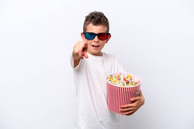 Beyaz arka planda 3 boyutlu gözlüklü ve elinde patlamış mısırla gezen beyaz çocuk.