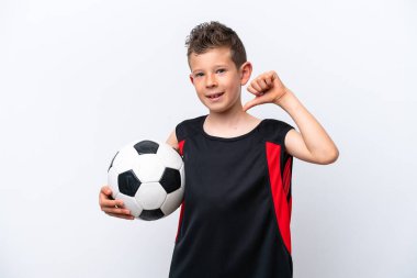 Beyaz arka planda izole edilmiş küçük beyaz çocuk futbol topuyla ve kendisiyle gurur duyuyor.
